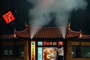 《长夜灯塔》主视觉：守塔人提灯走向旋转楼梯的夜色画面