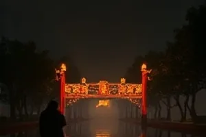 《雪落无声时》剧照：雪夜车站长椅上等待的两个人
