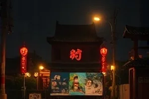 《风声里的邮局》剧照：老式邮局窗口与一只绿色邮包